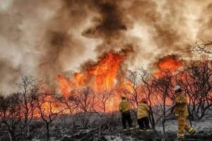 El agobiante calor y los vientos que se registran en la zona complica el accionar de los brigadistas,