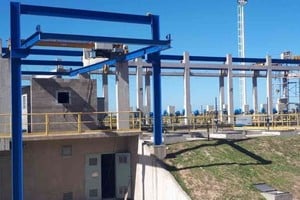 El funcionario del ministerio de Infraestructura, recordó que “el primer módulo de la planta potabilizadora fue construido para abastecer a Sauce Viejo y Santo Tomé, y lo que se verificó en ese mismo verano es que la capacidad ya había quedado chica, con respecto a las necesidades de Santo Tomé”. Foto: Gobierno de Santa Fe