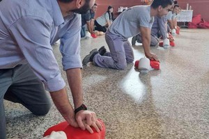 El curso, fue organizado por el área de salud y acción social de la Comuna local, y estuvo a cargo de Protección Civil y Gestión de Riesgos de Santa Fe, quien emitió certificados de participación a los asistentes. Foto: Comuna de Franck