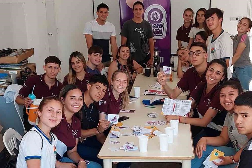 Por iniciativa del Equipo de Género, se llevó a cabo un encuentro en el Punto Digital con todos los estudiantes donde se proyectaron videos referidos a la temática y se repartieron volantes del Área Social del Ejecutivo comunal. Foto: Comuna de San Agustín