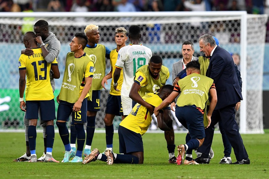 Soccer Football - FIFA World Cup Qatar 2022 - Group A - Ecuador v Senegal - Khalifa International Stadium, Doha, Qatar - November 29, 2022 
Ecuador's Moises Caicedo and teammates look dejected after being eliminated from the World Cup REUTERS/Jennifer Lorenzini