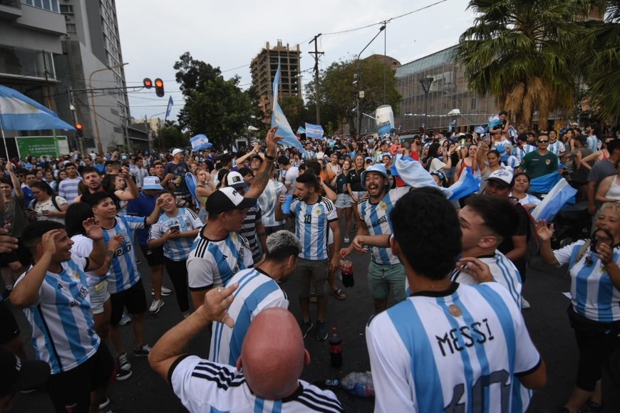 Festejos argentino por las calles de Santa Fe