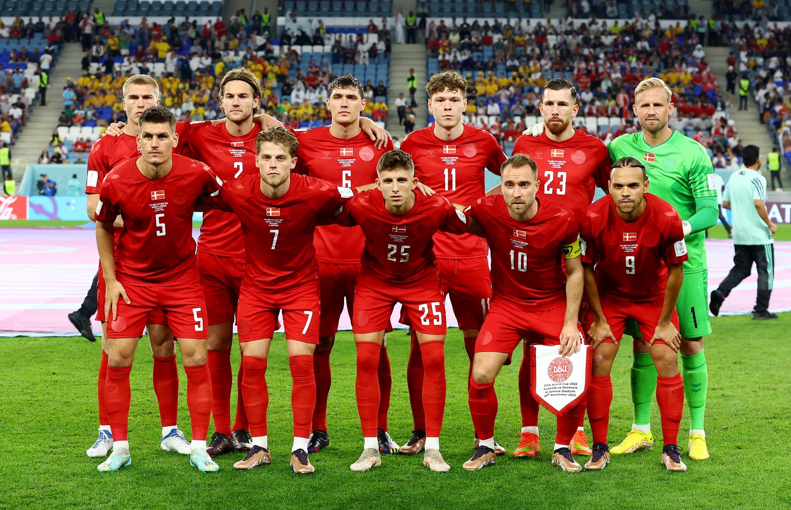 Por el grupo D, y por la tercera fecha se enfrentan Australia vs. Dinamarca.