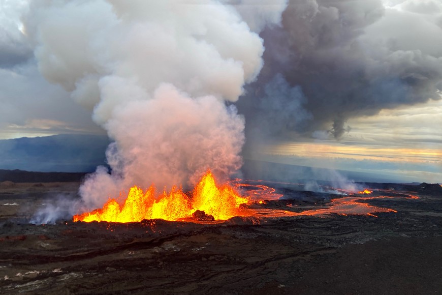 Aerial view of fissure 3 fountains of lava erupting on the Northeast Rift Zone summit of Mauna Loa volcano in Hawaii, U.S. November 29, 2022.  USGS/M. Patrick/Handout via REUTERS 
THIS IMAGE HAS BEEN SUPPLIED BY A THIRD PARTY.