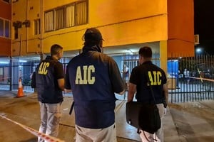 Peritos de la AIC trabajaron en el hecho ocurrido en 12 de Infantería y Estrada, en barrio Las Flores.