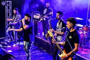 Rompiendo Espejos, banda santafesina tributo a Callejeros, en La Sala de las Artes de Rosario.