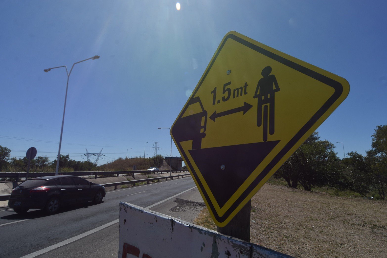 En la autovía 168, colocaron carteles en forma ilegal alertando una ciclovía y que se respete 1,5 metros de distancia  entre un automóvil y una bicicleta.