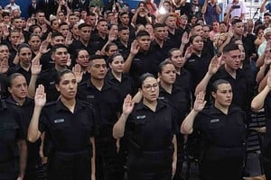 Los egresados salen con el título "Auxiliares en Seguridad" luego de dos años de cursado en la sede de la Escuela de Policía, donde recibieron capacitación y entrenamiento en áreas académicas y operativas. Foto: Gobierno de Santa Fe