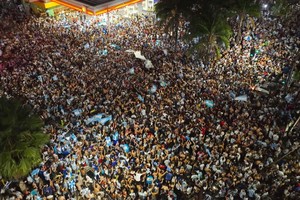 Multitud en bulevar Gálvez. Crédito: Fernando Nicola