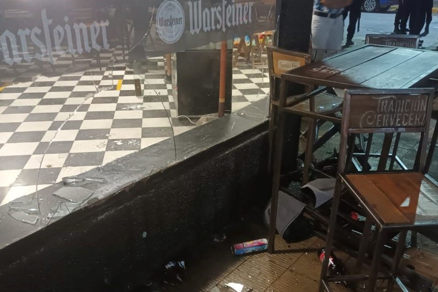 Importantes daños materiales en un bar fue el saldo de gresca producidas en la esquina de Aarón Castellanos y Sarmiento, en Esperanza. Créditos: Prensa URXI
