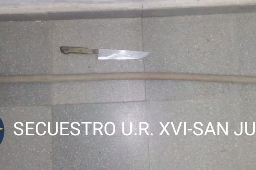Un palo y una cuchilla fueron secuestradas en la esquina de avenida Iriondo y 9 de Julio y hay un detenido. Créditos: Prensa URXVI