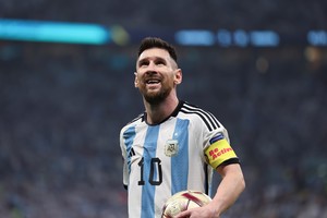 (221213) -- LUSAIL, 13 diciembre, 2022 (Xinhua) -- Lionel Messi, de Argentina, reacciona durante el partido correspondiente a la semifinal entre Argentina y Croacia en la Copa Mundial de la FIFA 2022, en el Estadio Lusail, en Lusail, Qatar, el 13 de diciembre de 2022. (Xinhua/Xu Zijian) (jg) (ra) (vf)