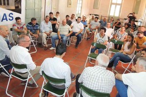 Entre los presentes estuvieron el senador Osvaldo Sosa; los intendentes de Vera y Calchaquí, Paula Mitre y Rubén Cuello; representantes de las Sociedades Rurales de Vera y Calchaquí, presidentes comunales del interior departamental y productores independientes de la Cuña Boscosa. Foto: El Litoral