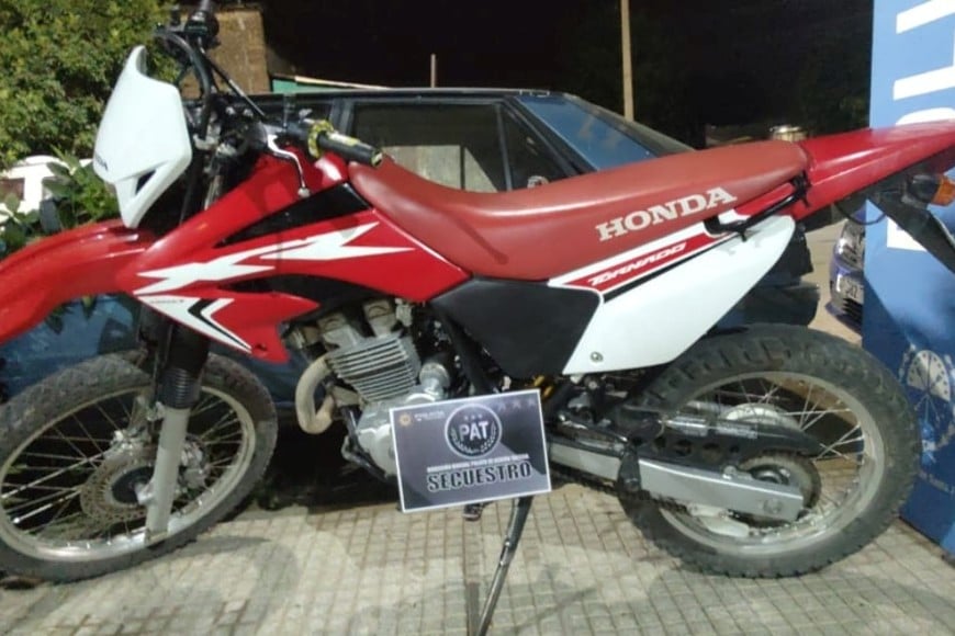 Personal de la PAT trasladó a un menor de 16 años que circulaba a bordo de una Honda XR de 250 c.c. por las calles de barrio Cabal. Crédito: Prensa PAT