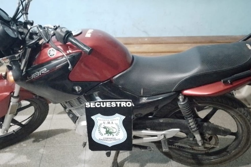 Efectivos del comando secuestraron una Yamaha YBR 125 c.c. en barrio San Agustín y detuvieron a su conductor de 25 años. Crédito: Prensa URI