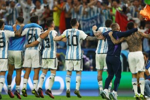 Argentina repetirá la indumentaria que utilizó ante Croacia. Crédito: Reuters