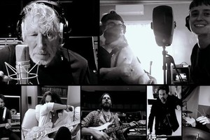 Roger Waters grabando “The Lockdown Sessions” junto a sus músicos, de manera remota, durante la cuarentena..