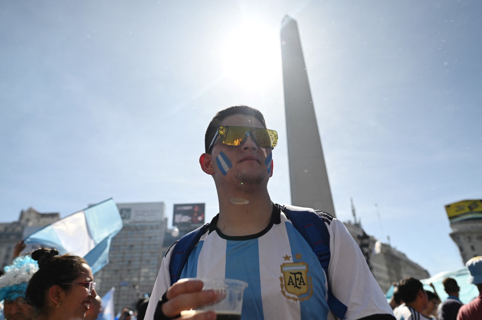 Soccer Football - FIFA World Cup Final Qatar 2022 - Fans in Buenos Aires - Buenos Aires, Argentina - December 18, 2022 
Argentina fans celebrate winning the World Cup as the Obelisco is seen in the background REUTERS/Martin Villar