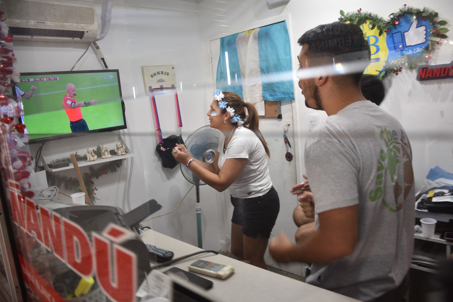 Así lo vive la ciudad de Santa Fe a la final de la Copa del Mundo de Fútbol. En la terminal de ómnibus.