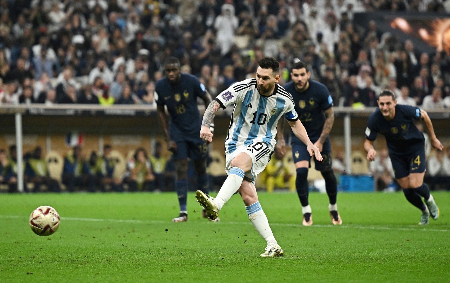 Los goles y los festejos de los dos primeros goles ( Messi y Di María) de Argentina en el partido frente a Francia en la final de la Copa de Mundo.