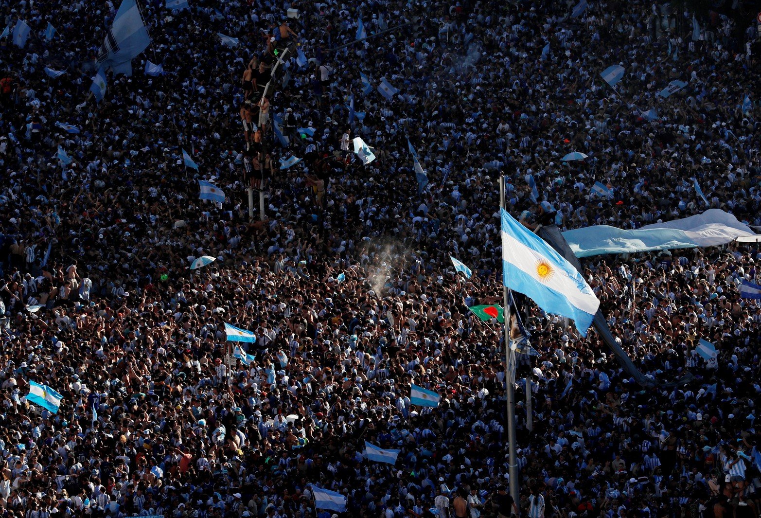 Soccer Football - FIFA World Cup Final Qatar 2022 - Fans in Buenos Aires - Buenos Aires, Argentina - December 18, 2022 
General view as Argentina fans celebrate after winning the World Cup by the Obelisco REUTERS/Agustin Marcarian