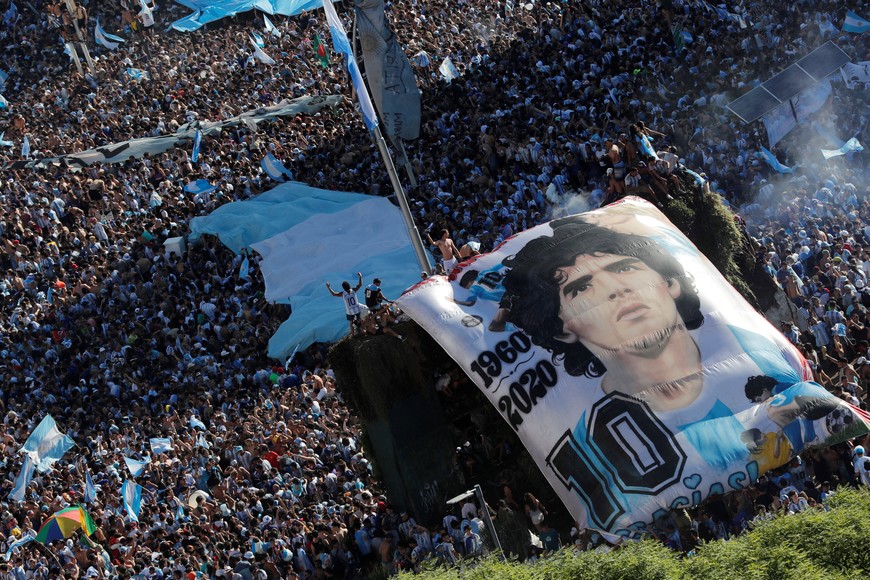 Soccer Football - FIFA World Cup Final Qatar 2022 - Fans in Buenos Aires - Buenos Aires, Argentina - December 18, 2022 
General view as Argentina fans with a Diego Maradona banner celebrate after winning the World Cup by the Obelisco REUTERS/Agustin Marcarian     TPX IMAGES OF THE DAY