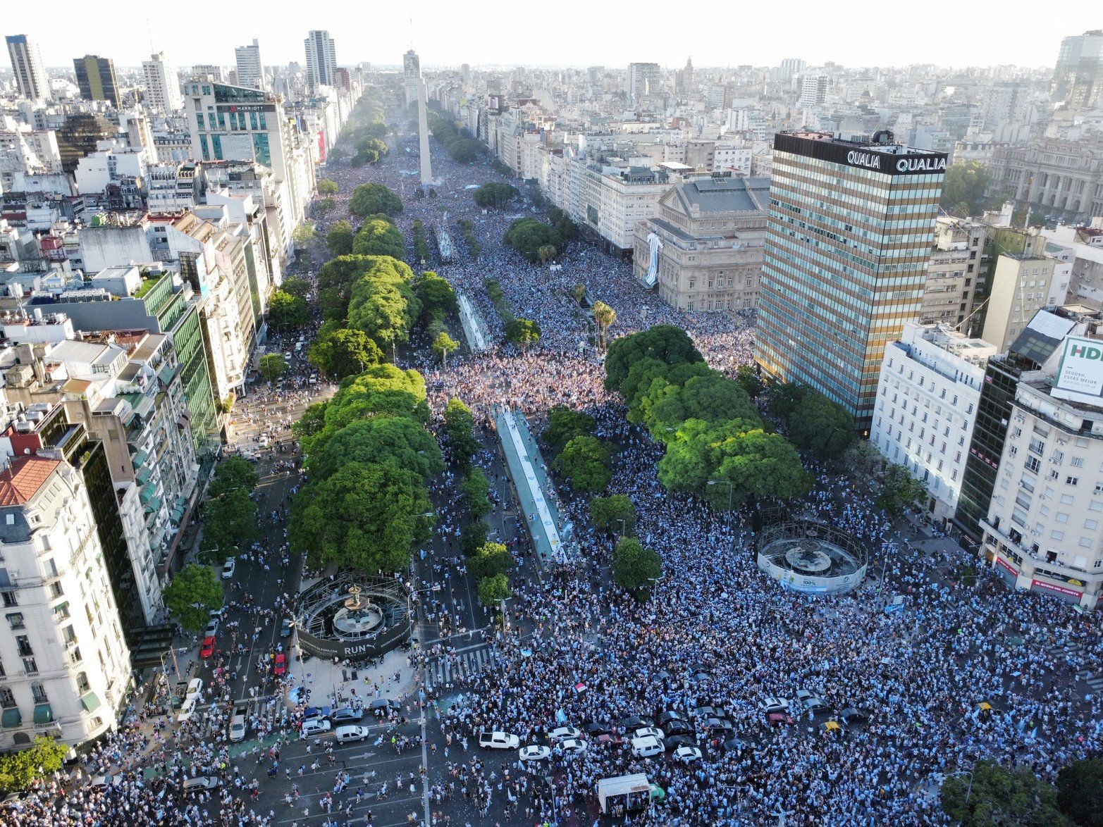 Soccer Football - FIFA World Cup Final Qatar 2022 - Fans in Buenos Aires - Buenos Aires, Argentina - December 18, 2022 
General view as Argentina fans celebrate after winning the World Cup by the Obelisco REUTERS/Agustin Marcarian