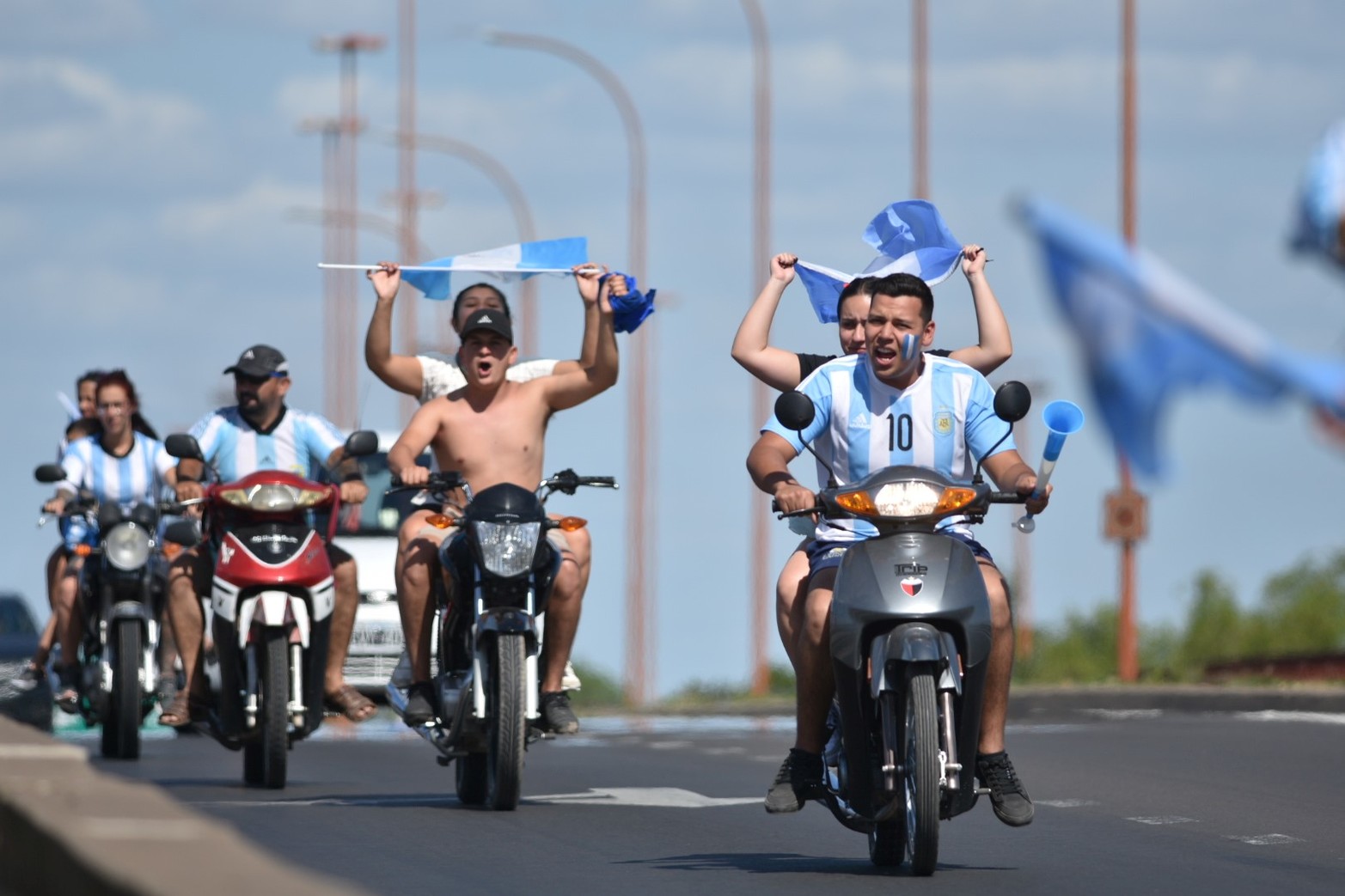 Los festejos en Santa Fe. Argentina campeón mundial luego de 36 años. Foto Manuel Fabatía