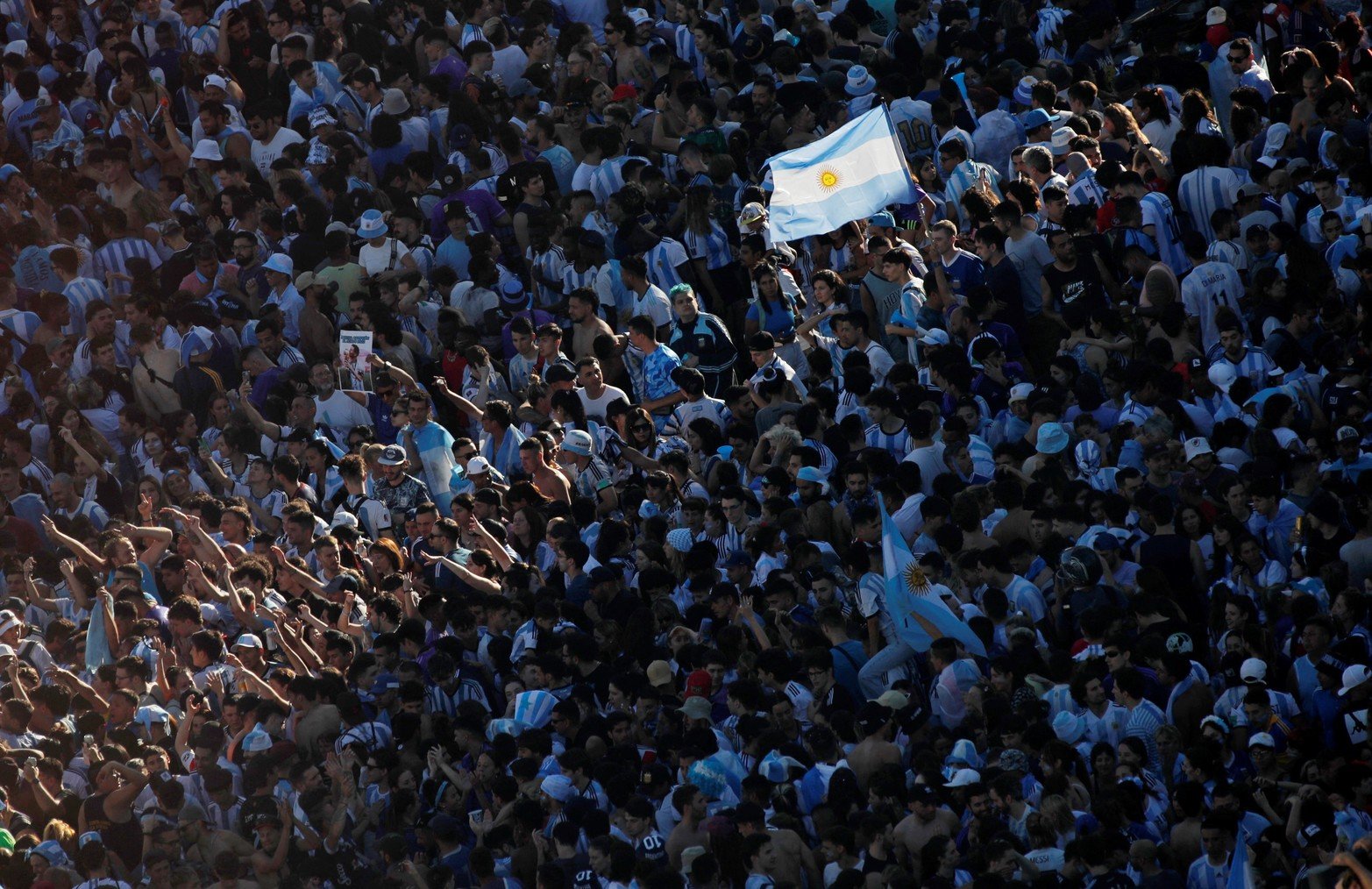 Soccer Football - FIFA World Cup Final Qatar 2022 - Fans in Buenos Aires - Buenos Aires, Argentina - December 18, 2022 
General view as Argentina fans celebrate after winning the World Cup by the Obelisco REUTERS/Agustin Marcarian