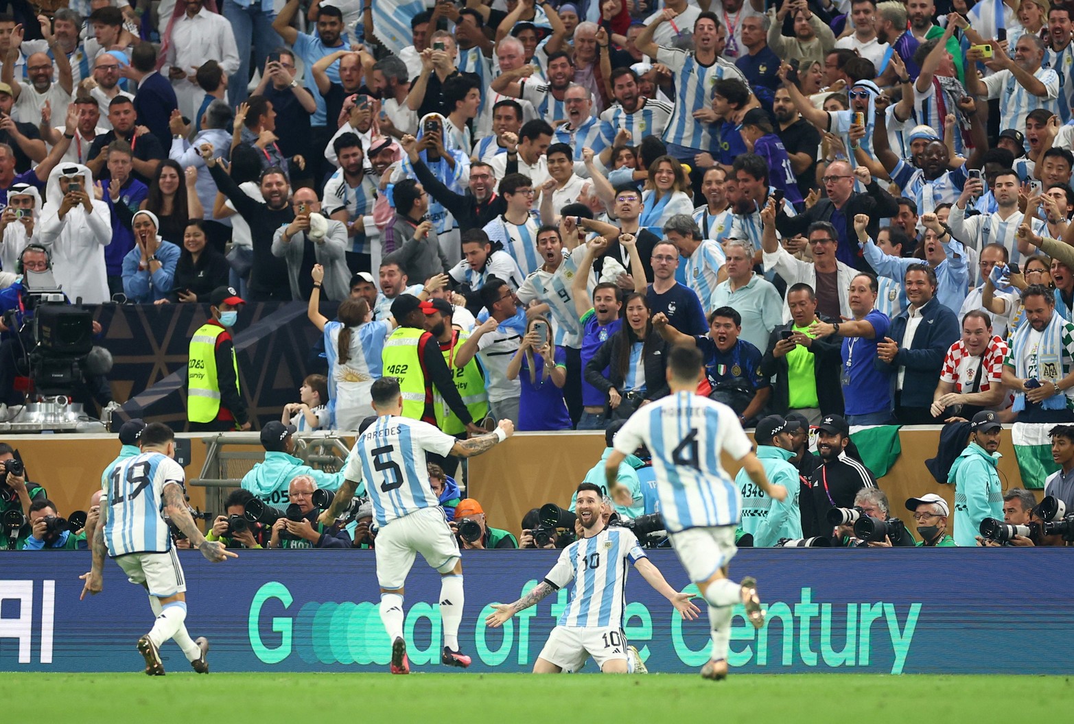 Los goles y los festejos de los dos primeros goles ( Messi y Di María) de Argentina en el partido frente a Francia en la final de la Copa de Mundo.