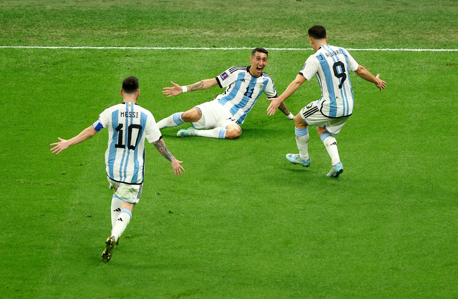 Los goles y los festejos de los dos primeros goles ( Messi y Di María) de Argentina en el partido frente a Francia en la final de la Copa de Mundo.