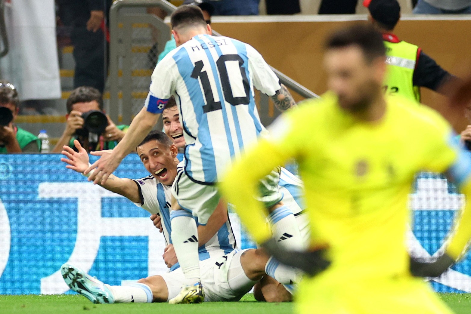 Los goles y los festejos de los dos primeros goles ( Messi y Di María) de Argentina en el partido frente a Francia en la final de la Copa de Mundo.