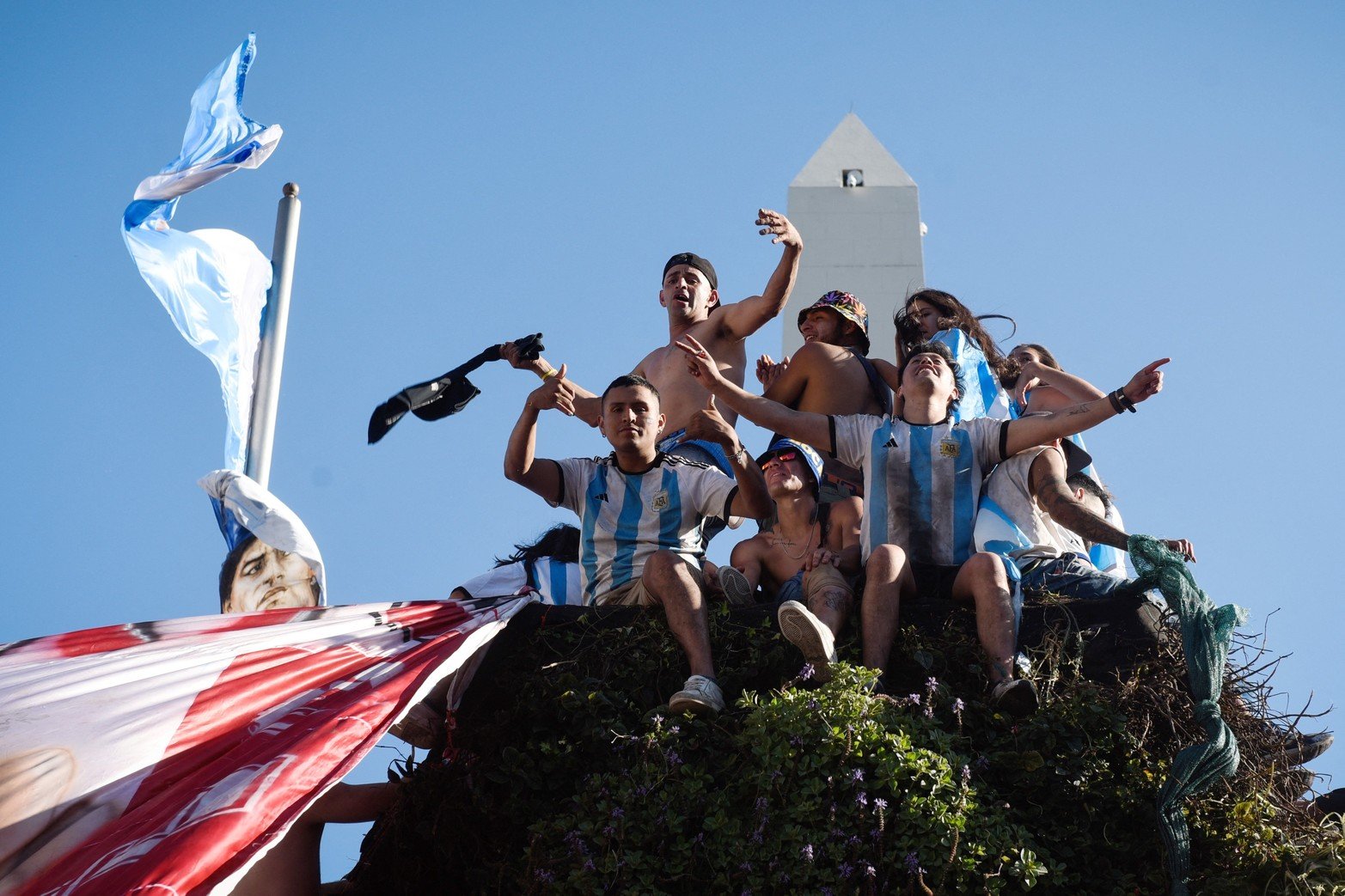 Soccer Football - FIFA World Cup Final Qatar 2022 - Fans in Buenos Aires - Buenos Aires, Argentina - December 18, 2022 
General view as Argentina fans celebrate after winning the World Cup by the Obelisco REUTERS/Mariana Nedelcu