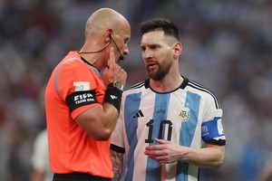 Soccer Football - FIFA World Cup Qatar 2022 - Final - Argentina v France - Lusail Stadium, Lusail, Qatar - December 18, 2022
Referee Szymon Marciniak talks to Argentina's Lionel Messi REUTERS/Lee Smith