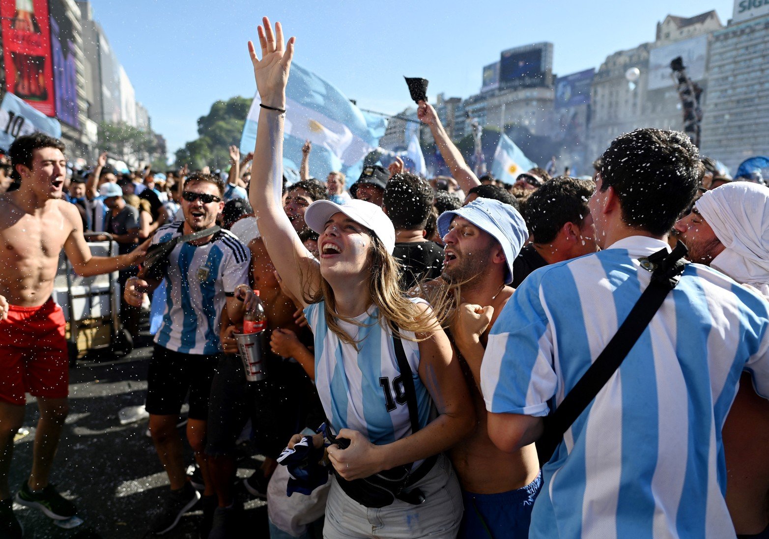 Soccer Football - FIFA World Cup Final Qatar 2022 - Fans in Buenos Aires - Buenos Aires, Argentina - December 18, 2022 
Argentina fans at the Obelisco celebrate winning the World Cup REUTERS/Martin Villar