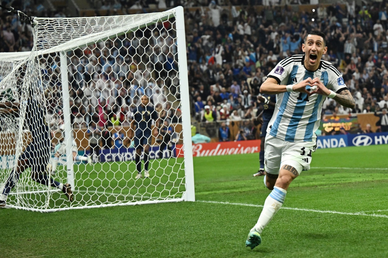 Los goles y los festejos de los dos primeros goles ( Messi y Di María) de Argentina en el partido frente a Francia en la final de la Copa de Mundo.