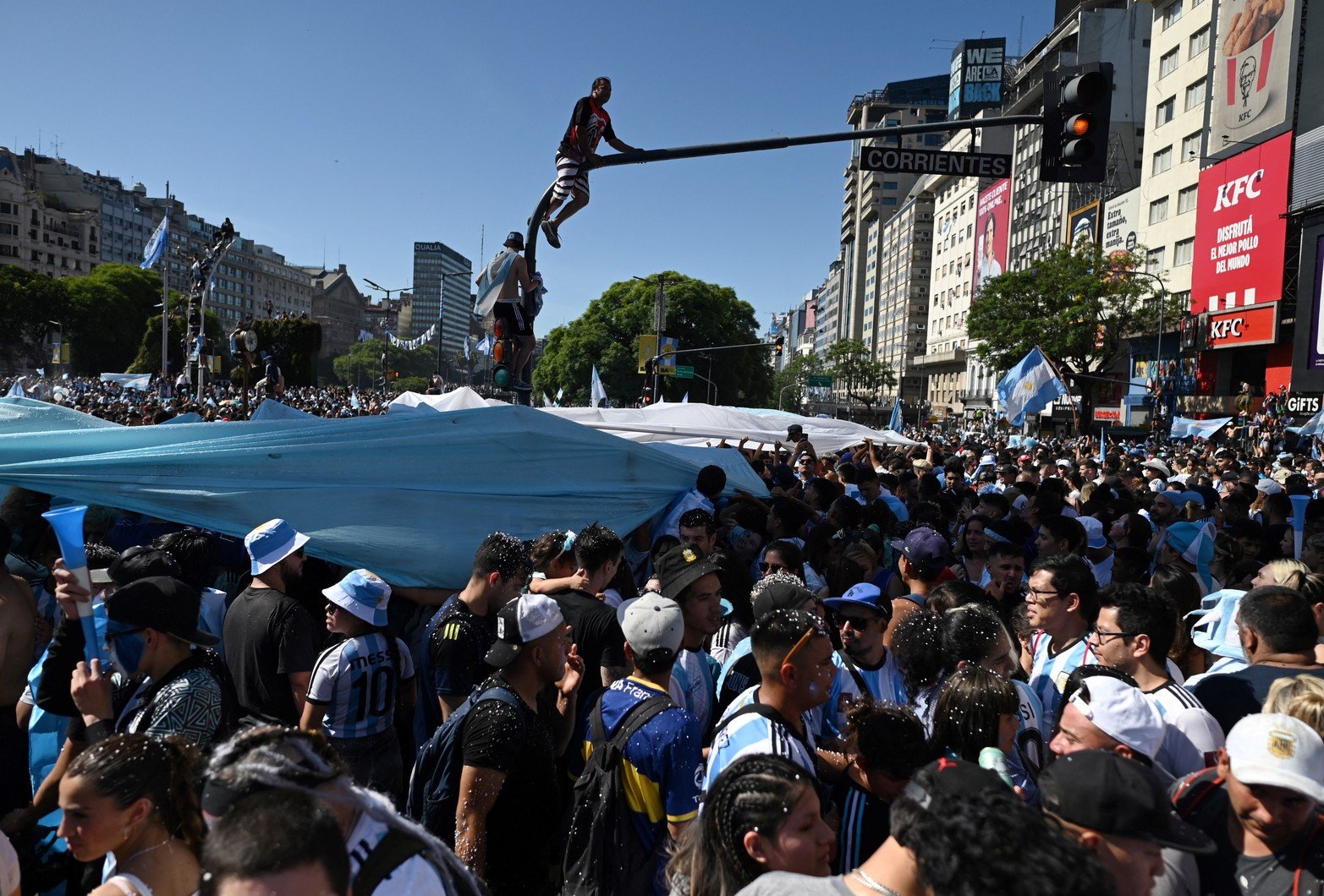 Soccer Football - FIFA World Cup Final Qatar 2022 - Fans in Buenos Aires - Buenos Aires, Argentina - December 18, 2022 
Argentina fans celebrate winning the World Cup by the Obelisco REUTERS/Martin Villar