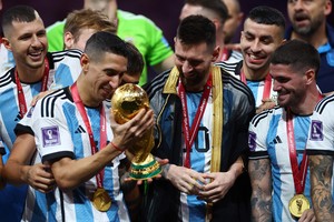 Soccer Football - FIFA World Cup Qatar 2022 - Final - Argentina v France - Lusail Stadium, Lusail, Qatar - December 18, 2022
Argentina's Angel Di Maria celebrates with the trophy alongside Lionel Messi, Rodrigo De Paul and teammates after winning the World Cup REUTERS/Kai Pfaffenbach