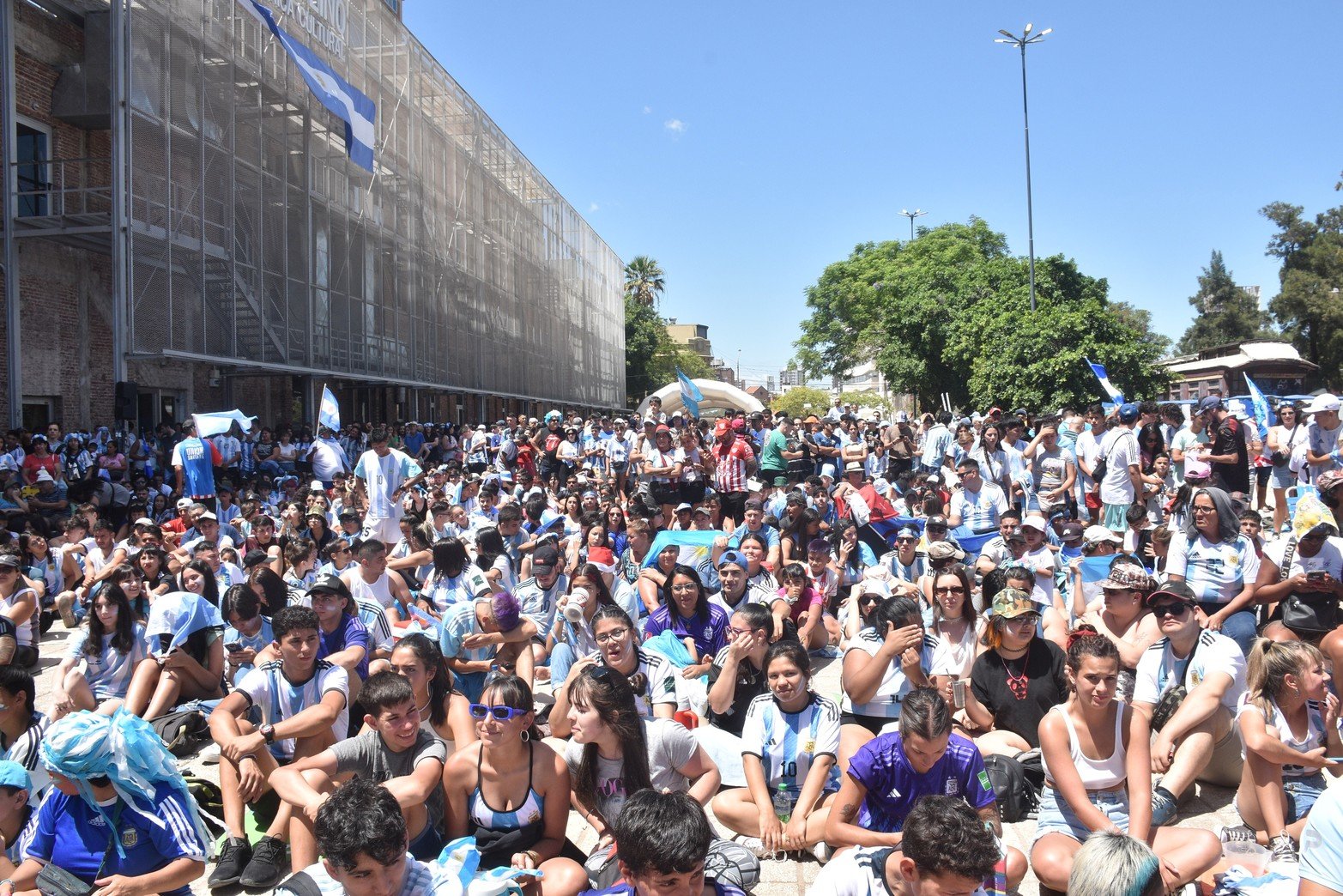 Así lo vive la ciudad de Santa Fe a la final de la Copa del Mundo de Fútbol. En Fábrica El Molino.