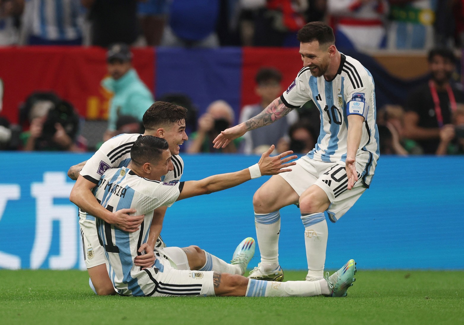 Los goles y los festejos de los dos primeros goles ( Messi y Di María) de Argentina en el partido frente a Francia en la final de la Copa de Mundo.