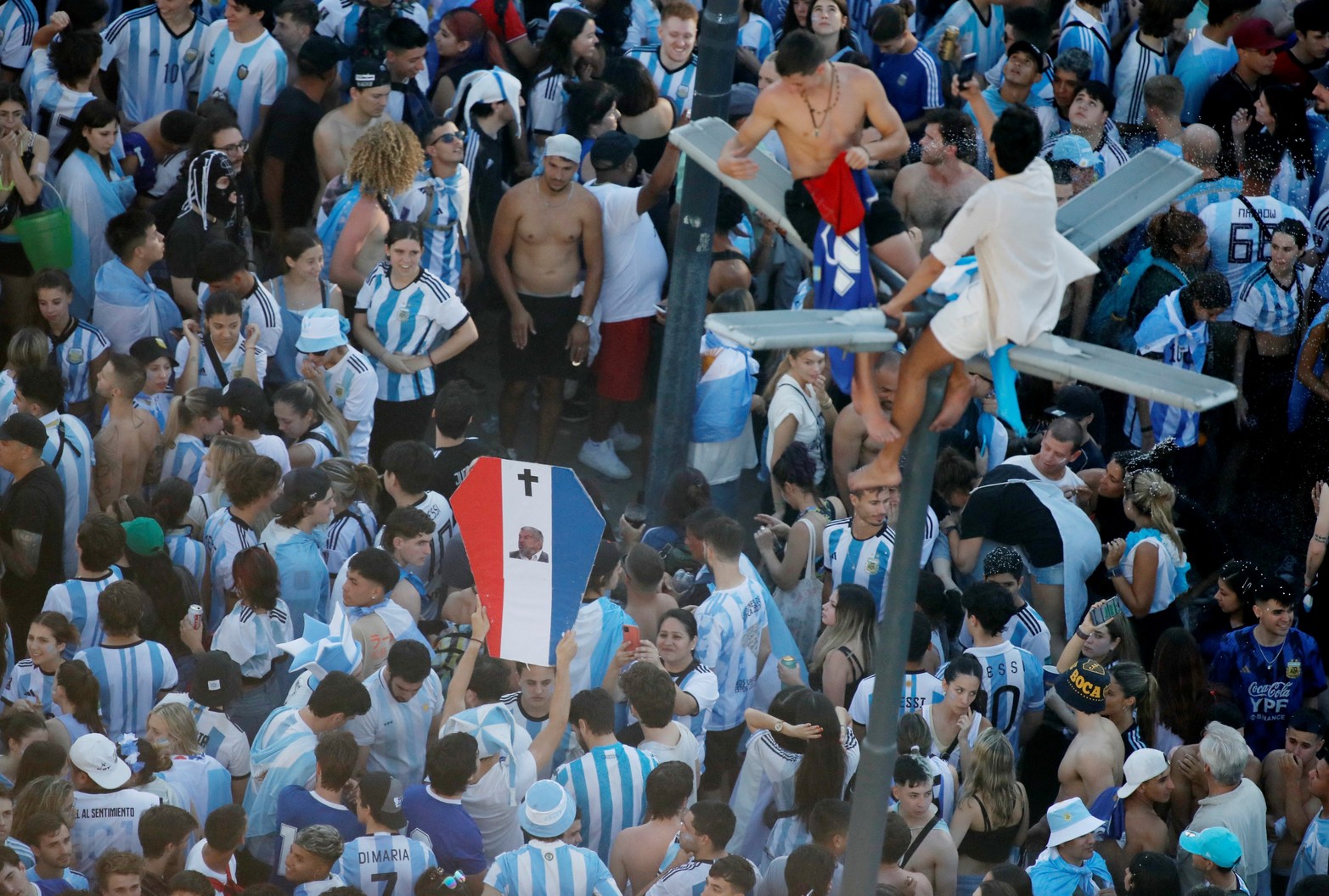 Soccer Football - FIFA World Cup Final Qatar 2022 - Fans in Buenos Aires - Buenos Aires, Argentina - December 18, 2022 
General view as Argentina fans celebrate after winning the World Cup by the Obelisco REUTERS/Agustin Marcarian