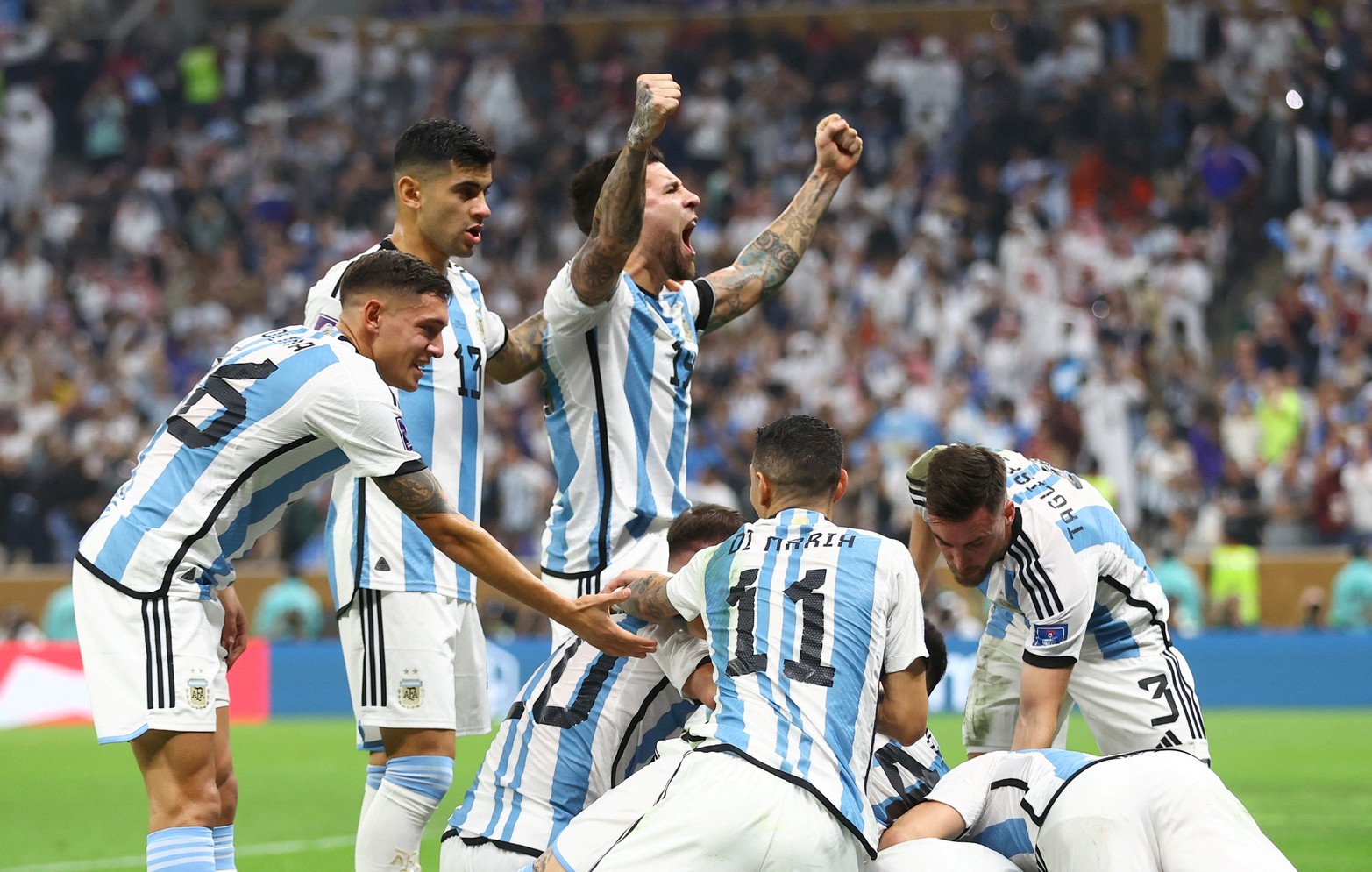 Los goles y los festejos de los dos primeros goles ( Messi y Di María) de Argentina en el partido frente a Francia en la final de la Copa de Mundo.