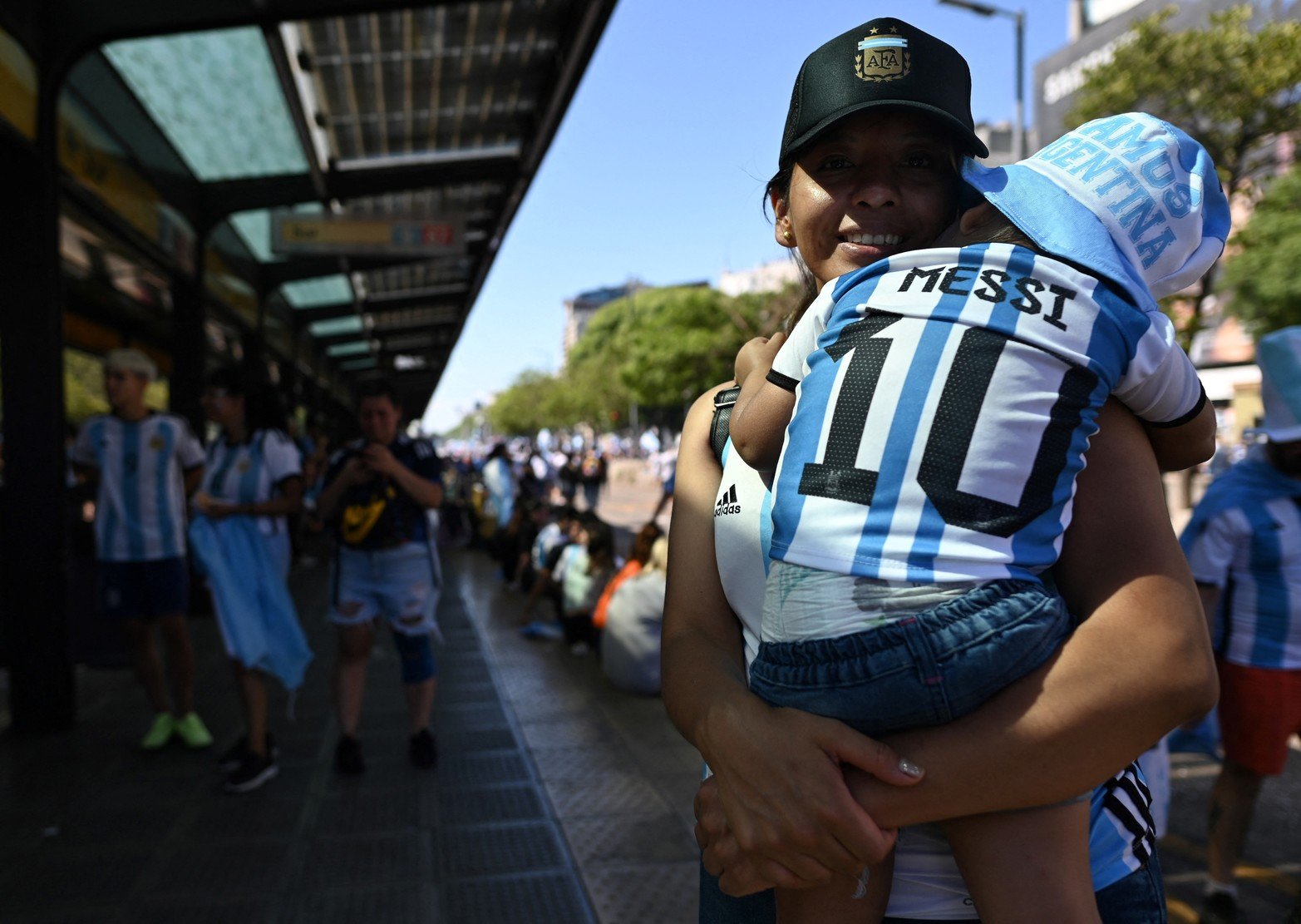 Soccer Football - FIFA World Cup Final Qatar 2022 - Fans in Buenos Aires - Buenos Aires, Argentina - December 18, 2022 
Argentina fans celebrate winning the World Cup by the Obelisco REUTERS/Martin Villar