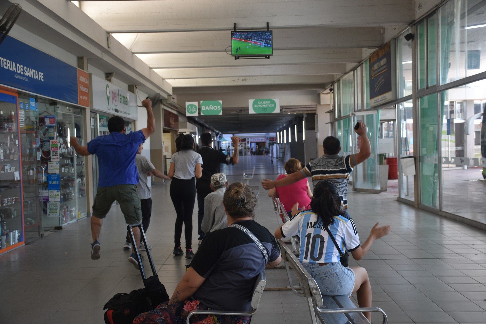 Así lo vive la ciudad de Santa Fe a la final de la Copa del Mundo de Fútbol. En la terminal de ómnibus.