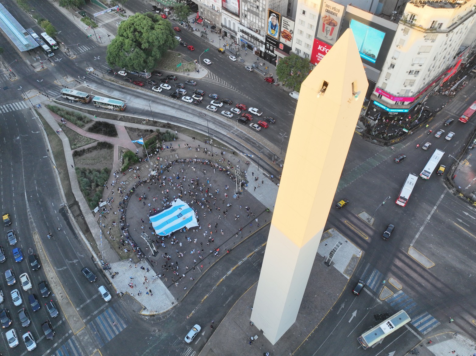 Una familia salteña llevó una camiseta gigante al Obelisco. 