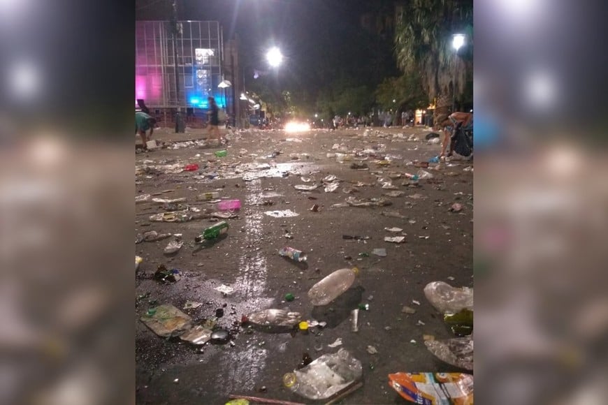 Los residuos en el suelo, lejos de los cestos de basura. Crédito: El Litoral