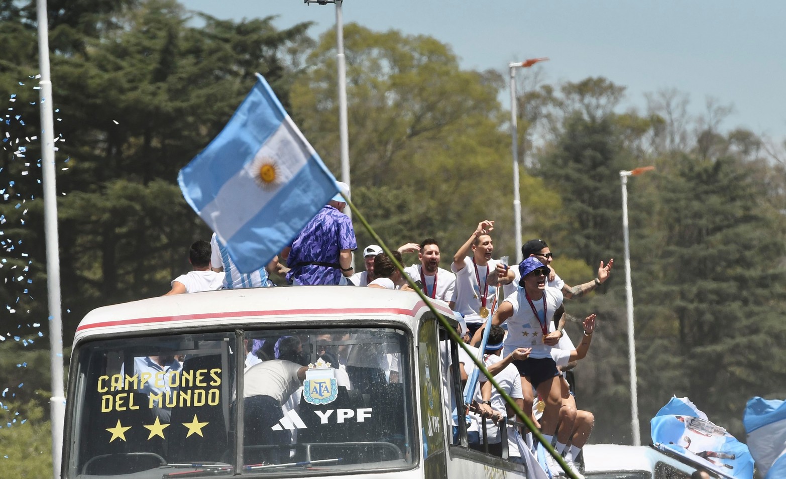 El colectivo que lleva a la Selección Argentina casi a paso de hombre por la multitud. Crédito: Gustavo Amarelle / Télam