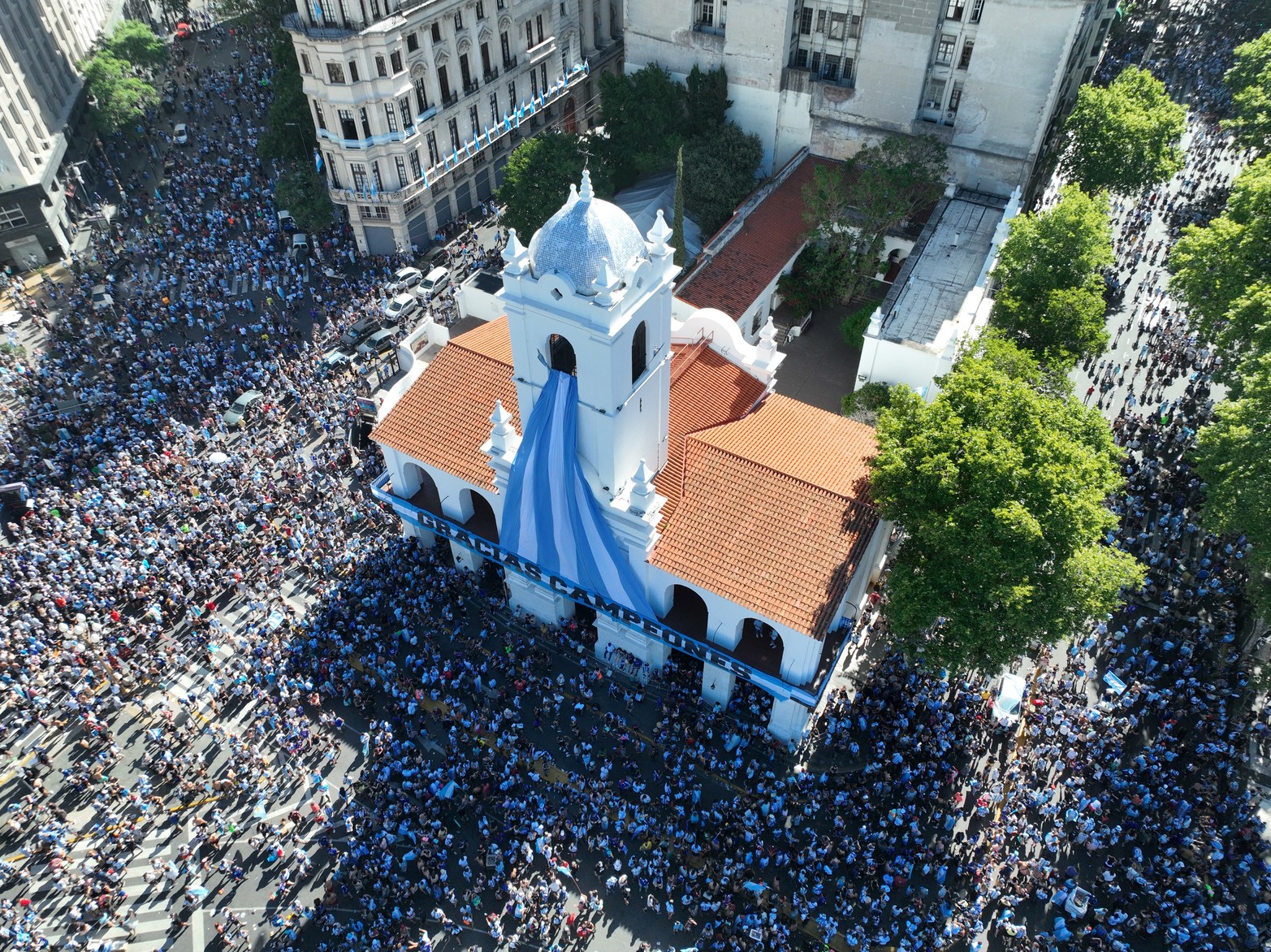 La multitudse se retira del Obelisco y Plaza de Mayo. Foto. Fernando Nicola