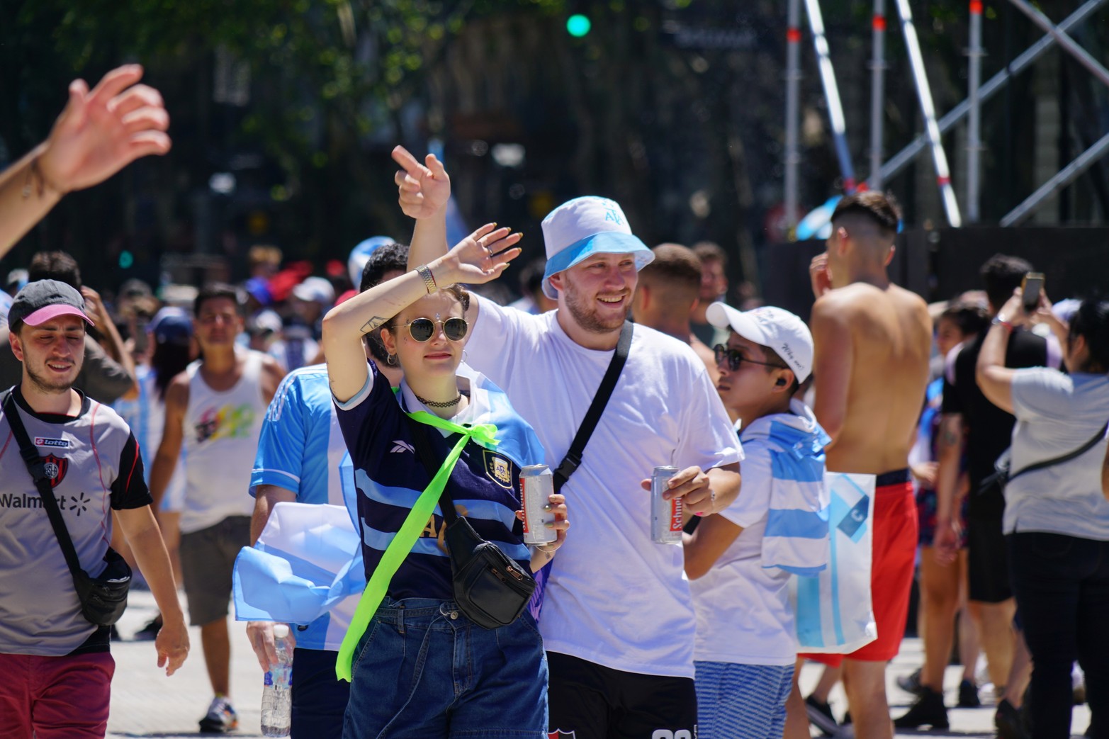 Los festejos en Plaza de Mayo esperando la selección Argentina campeona del mundo en fútbol.