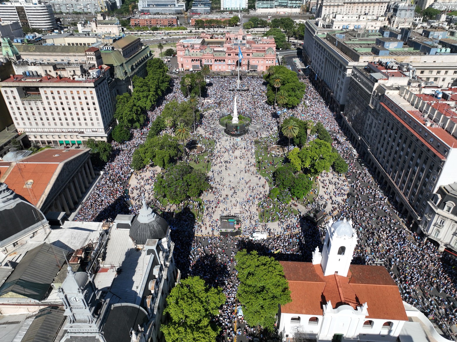 La multitudse se retira del Obelisco y Plaza de Mayo. Foto. Fernando Nicola